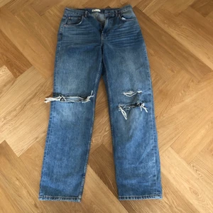 Blåa oversized jeans med hål - Jättefina, gillar bara inte hur den sitter på mig. 