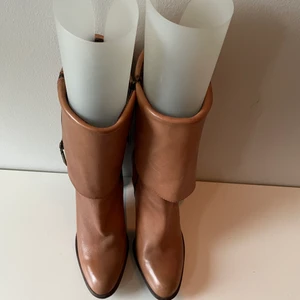 Stövletter från Michael Kors - Sparsamt använda snygga stövletter från Michael Kors i skinn strl 39.