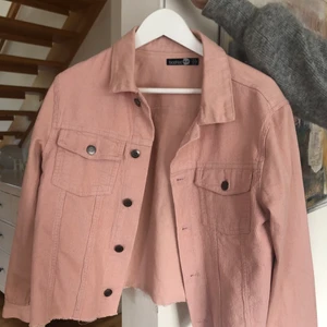 Rosa jeansjacka  - Rosa jeansjacka från Boohoo. Aldrig använd, därför säljes❤️