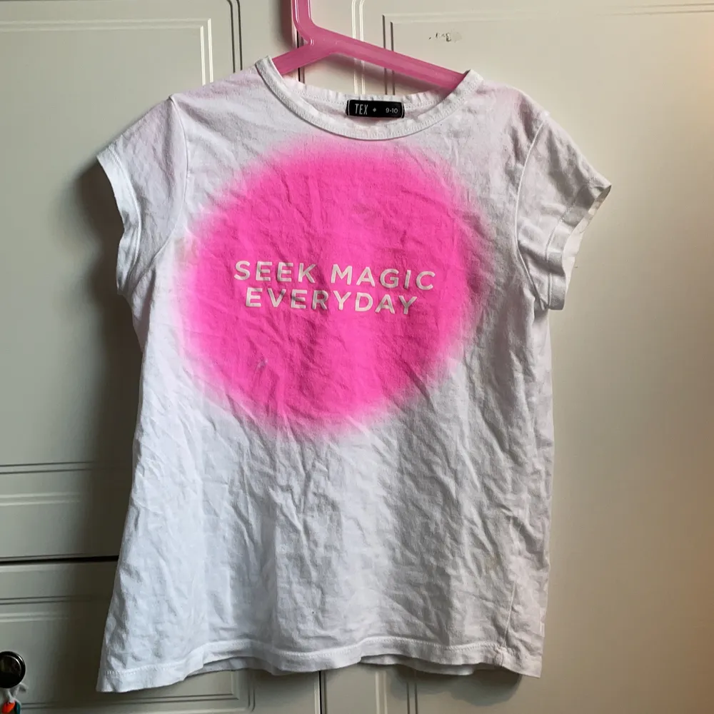 TEX T-shirt, vit och lite rosa. På den står det: SEEK MAGIC EVERYDAY. 9-10 år (barn storlek)💕🤍😃. T-shirts.