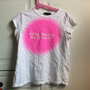 TEX T-shirt, vit och lite rosa. På den står det: SEEK MAGIC EVERYDAY. 9-10 år (barn storlek)💕🤍😃