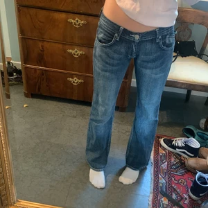 Lågmidjade jeans - Lågmidjade jeans från Victoria Beckham, köpta för ganska länge sedan men nästan aldrgi använd💋💋 Jag är 170 och de passar perfekt i längden. Storlek står inte men jag har 36 i jeans och dem här passar mig.