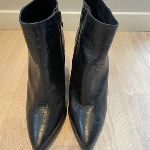 Stövletter från K.Cobler - Stövletter i skinn från K.Cobler strl 39, som nya. Klack 10 cm skaft från klack 8 cm