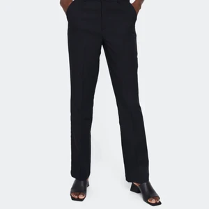 Snyggaste kostymbyxorna  - Från Bik Bok. Storlek 38 men passar även 36 då de blivit för små för mig! Är 173 och de passar i längd. (Önskar man lite längre så rekommenderar jag att vara upp till 170cm). GRATIS FRAKT❤️