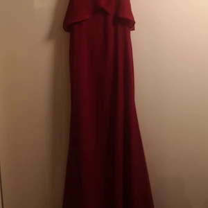 Klänning  - Jättefin vinröd klänning som jag säljer då den inte passar mig längre den är i storlek xs men sitter som en väldigt liten xxs skulle säga att dem skulle passa en 11 årig tjej 💞inga skambud