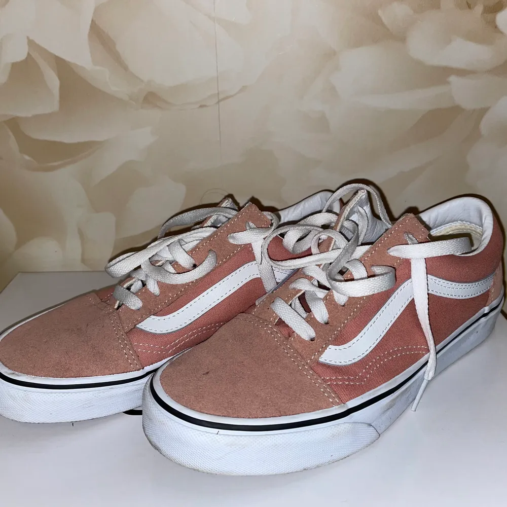 Smutsrosa vans skor storlek 38, använda 1 gång. Nypris 799kr. Skor.