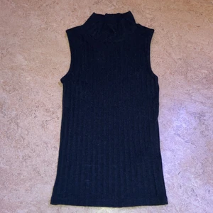 TOPP XXS - oanvänd topp från ginatricot i xxs lång men går att vika upp! budgivning sker i kmt från 25kr upp