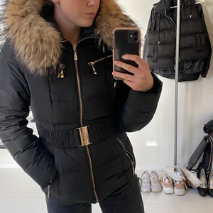 Hollies vinterjacka  - En vinterjacka som är lite längre i modellen. Den har äkta päls och dun i.  Jackan är felfri men förekommer lite smink på kragen. 😊