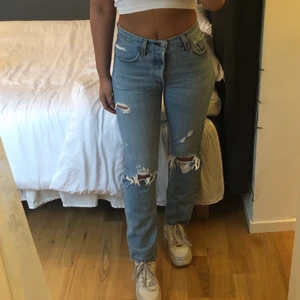 Levis 501 jeans - Jättefina jeans från Levis i storlek W25L28. Är tyvärr lite stora för mig i midjan men annars sitter de bra. Sparsamt använda, så de är i bra skick. Jag har vanligtvis XS/S i byxor och är 162cm lång. Är osäker på om jag vill sälja men hör gärna av dig om du är intresserad 🥰