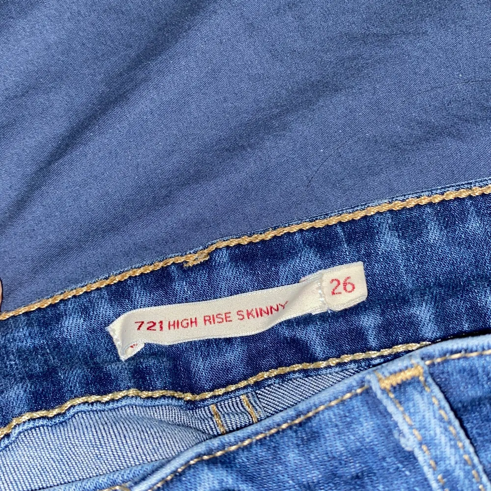 Jeans från Levis i modellen ”721 high rise skinny” i storlek 26. Mycket stretch och sitter snyggt men kommer ej till användning. Jeansen är i fint skick och endast använda ett fåtal gånger. Kan skicka bättre bilder vid intresse:). Jeans & Byxor.