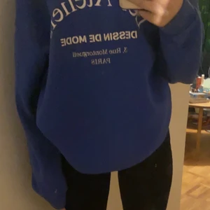 Blå tröja  - Tröja som aldrig blivit använd i XL men känns som M fin färg och bra material vet ej vart den e köpt men skulle gissa HM eller New Yorker 