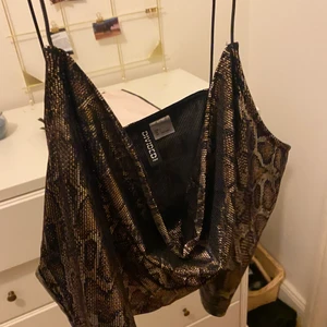 Ascool snakeprint topp 🤩 - En as cool fest topp som dessvärre inte kommit till så mycket användning. Köpt på hm, strl L men passar även M. 60kr + frakt