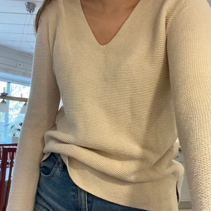 V ringad tröja  - Beige rosa v ringad tröja från hm, storlek xs 💛 100 kr + frakt 🚚 Hör av er om ni undrar något ( Priset går att diskuteras på alla mina plagg ) 💗