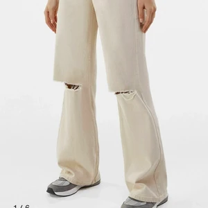 Beiga Jeans - Beiga Jeans från Bershka i storlek 36. Använd några gånger men är i väldigt bra skick. Tror de är slutsålda. Skriv privat för fler bilder eller om ni undrar något. Köparen står för frakten!💜