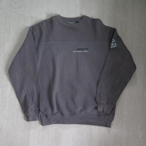 billabong - Mörkgrå billabong sweatshirt strl S. 66 kr spårbar frakt.  Skicka meddelande vid frågor/fler bilder!  Notera att små defekter kan finnas då den inte är ny. Större brister nämns tydligt i annonsen/visas på bild. OBS! Bud är bindande!!!!!!!  