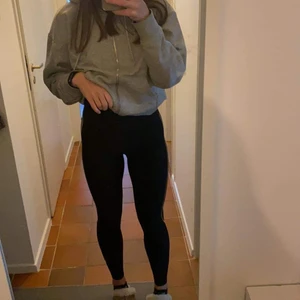 Casalltights - Helt oanvända Casall tights. Det är deras sculptur high waist tight. Gullig kant. Kostar runt 1100kr original. Säljer för 500kr. Storlek 40 men sitter som en 38. Priset kan diskuteras vid snabb affär