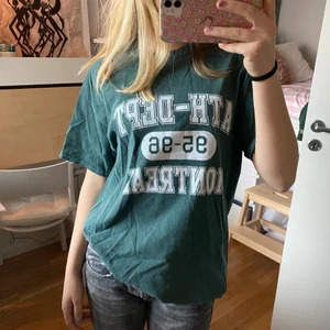 T-shirt från Urban outfitters - Cool t-shirt från Urban outfitters i storlek S. Endast använd fåtal gånger så den är i mycket bra skick! Säljer pga behöver pengar. Skriv vid frågor. Pris kan diskuteras