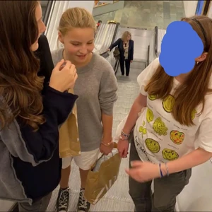 Smiley tshirt - Jätte fin slutsåld tshirt ifrån Pull&bear💗💗💗 skriv privat om du vill ha fler bilder