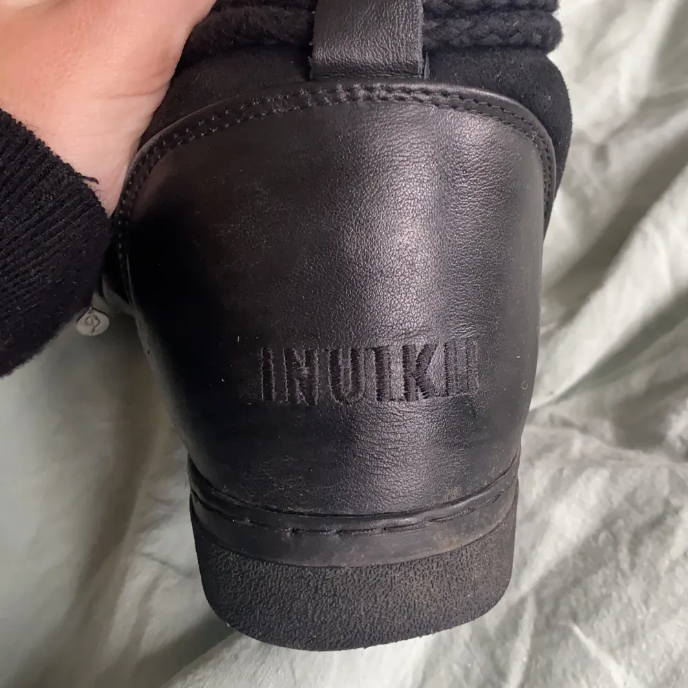 Ett par svarta inuikuii skor i storlek 37, nästan helt oanvända. Vid frågor, fler bilder eller annat intresse nås jag visa DM❣️ Frakt ca 99 kr . Skor.