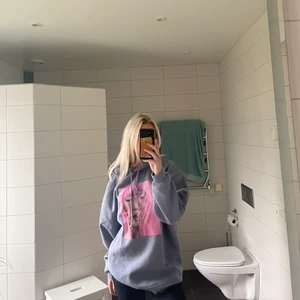 Blå hoodie med tryck - Säljer en blå oversize hoodie med tryck från bikbok. Kostar 120kr + frakt (ca 60kr) 💙💙 i strl XS-S. Använd ett fåtal gånger. 