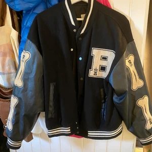 Jacka - Svart vintage jacka i fint skick. Storlek M och på mig som har S är det oversized. Säljer pågrund av att den inte kommer till användning längre☺️ köparen står för frakten, kan mötas upp i Kalmar. Nypris 800 kr❤️