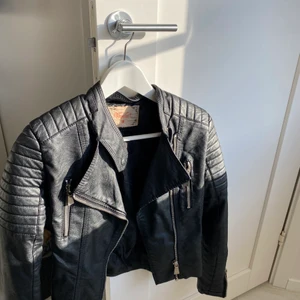 Skinnjacka  - Skinnjacka från Chiquelle, knappt använd så i fint skick! Frakt står köpare för (köpare väljer fraktsätt) eller kan vi mötas upp i Kävlinge/Lund/Landskrona/Staffanstorp/Löddeköpinge osv 