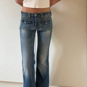 Så snygga lågmidjade bootcut jeans som tyvärr är för korta för mig! Midjemåttet 76cm, innerbenslängden 77cm!
