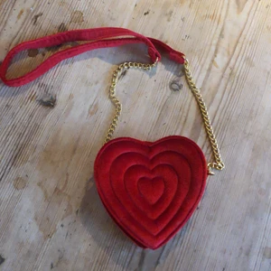 Hjärtformad väska  - Hjärtformad liten väska, till typ klubben eller när du bara behöver nycklar å lur.