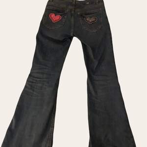 Säljer dessa jeans jag har gjrot själva använde starkt nagelim för fästa fast rhine stone hjärtaorna om de lossnar lite så använd lim jag de har inte lossnat alls jag tvättar dom innan jag sickar och Ilmar till en gång till innan de fraktats💋 står ej för frakten . Kontakta inte om du ska fråga om storleken för de står redan