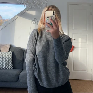 Stickad tröja - Säljer denna supersköna stickade tröjan🖤🖤 Strl XS (passar S) och köparen står för frakten⚡️ (kliar/sticks inte!!)