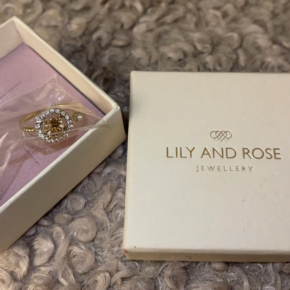 Hej! Jag säljer en helt ny oöppnad Lily & Rosé ring i en helt slutsåld färg. Obruten plastförpackning 🤎 300 kr ny, fått i present, säljer för 149 🤎 Perekt present att ge bort till någon eller dig själv!🥰 . Accessoarer.