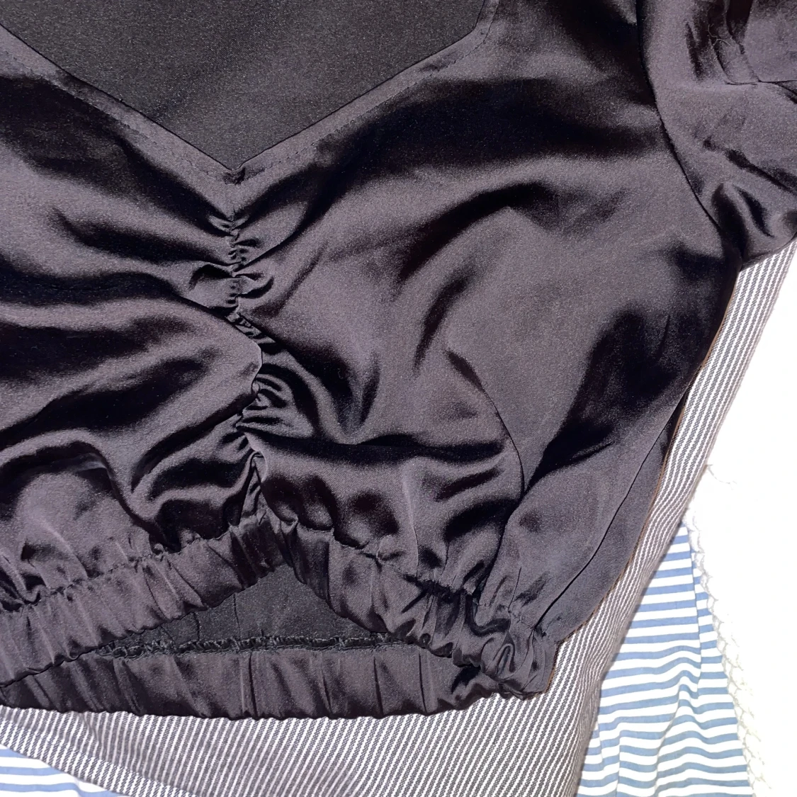 Svart satin topp - 90