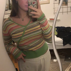 Tröja flerfärgad - En fin tröja i bra skick! Köpt second hand, så vet ej storlek då det inte finns någon lapp (se bild), men skulle uppskatta att den är i storlek Medium (m). Pris kan diskuteras och köparen står för frakt! 🍁🍄🎃