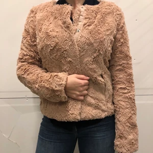 Fin pälsjacka från Vero Moda! - En pälsjacka i väldigt fint skick från Vero Moda. Den kommer tyvärr aldrig till användning och därför vill jag sälja den. 