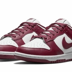 Nike dunk low - INTRESSEKOLL på mina Nike dunks, köpta för någon månad sedan och använda sparsamt! Jättefint skick 💗 köpta för ca 2500, kom med förslag på bud 🤍