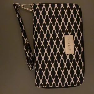 Plånbok - Plånbok från Vabene. Aldrig använd. Mycket gott skick! :)