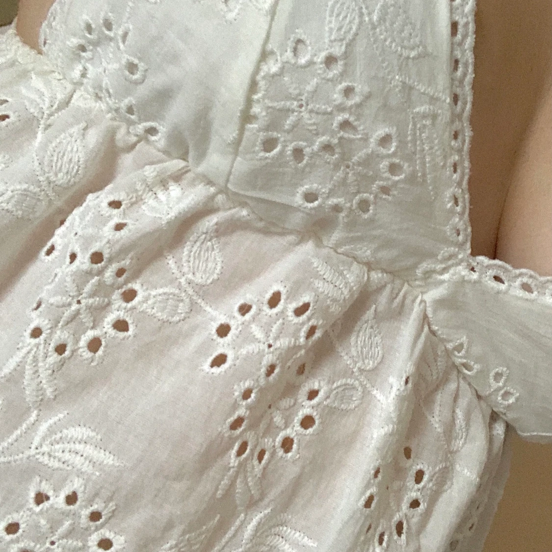 Spetsbroderat linne, M - 91