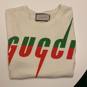 Gucci tisha - Säljer denna Gucci tisha, size S men passar även M beroende på hur man vill ha den, 9/10 skick och släpper den för endast 1500kr, vid snabb affär kan jag gå ner i pris, först till kvarn😁✌️