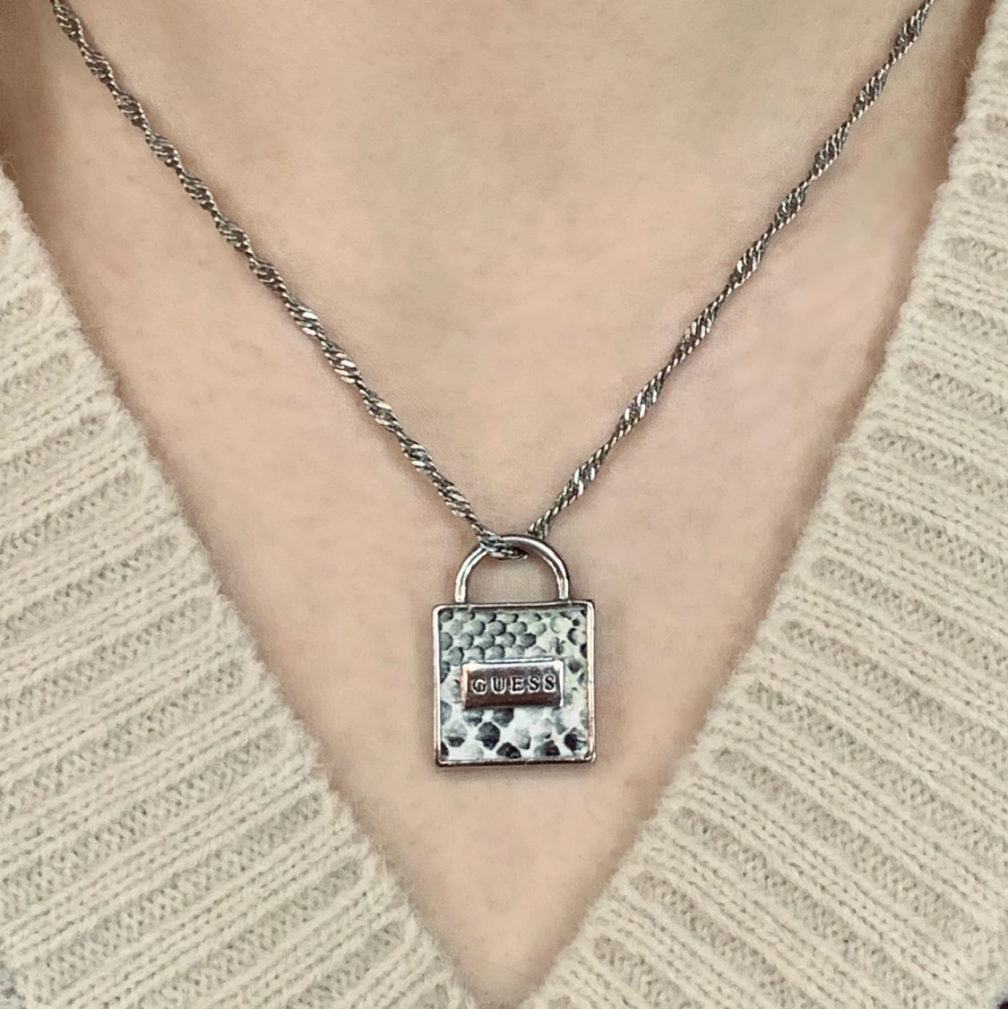 Hänglås halsband från GUESS - 90