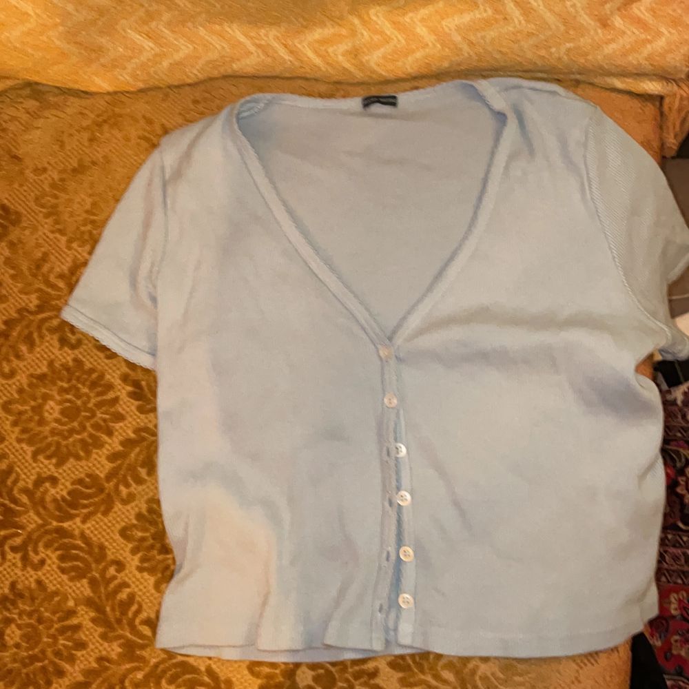 baby blå lowcut brandy melville kofta i jättebra skick. brandy melville klassificerar sina produkter som ”one size fits all” men skulle säga att deras produkter passar som bäst på storlek XS-S. tar emot bud samt andra klädesplagg att byta, frakt diskuteras! <3. Tröjor & Koftor.