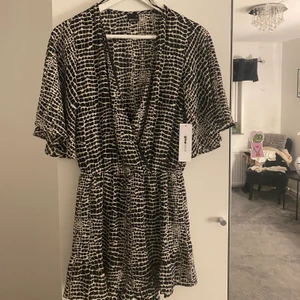 Jumpsuit storlek 34/S - Jätte fin jumpsuit aldrig använd med prislappen kvar. Har inte fått användning av den och behöver storrensa garderoben så säljer den👩‍❤️‍💋‍👩                  Frakt: 44 Spårbar frakt: 66kr 📦 