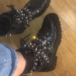 Zara Skor - Skitcoola skor från Zara. Bekväma och balla, strl 37. Sparsamt använda! Möts upp i Sthlm