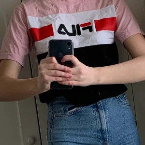 Fila T-shirt strl 34 - En fila t-shirt i strl 34. Köparen står för frakt. Skriv privat om du är intresserad eller för mer info🥰