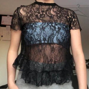 Na-kd spetströja xs - NA-KD spetströja med överlappning i ryggen! I mycket bra skick☀️