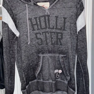 Hoodie från hollister - Jätte snygg och ganska tunn hoodie från Hollister som kan va väldigt sval och skön att bland annat träna i. Inte jätte använd pga att den varit lite för stor. Har ett litet hål i sömmen i armhålan redan när jag själv fick hem den, men går att laga lätt🤍köpt för 370kr🤍