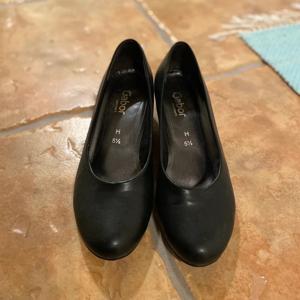 Svarta skor i nyskick, supersköna. Men aldrig kommit till användning direkt. Säljes för 30kr, frakt tillkommer ❤️. Skor.