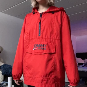 Anorak från Tommy Hilfiger - Säljer min anorak, i storlek S, då den inte kommer till användning. Den är använd fåtal gånger och är i nyskick, nypris är 1250kr. Dm för mer info ☺️