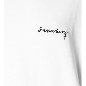 Feministiskt «Superhero» tröja Other Stories - Feministiskt « Superhero » vit långärmad tröja & Other Stories i bomull. Oversize st.34, passar 34 till 38. Fint skick, använd två gånger och inget att anmärka på. Längd:67cm - 100% bomull