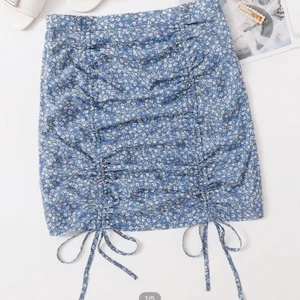 Blå kjol  -  + frakt. Kjolen är från SHEIN. Jag har aldrig använt den. Säljer kjolen för att den är för stor för mig.