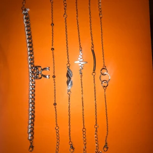 Armband  - Har massa armband som jag ej använder. Om någon är intresserad av att köpa några stycken kan vi komma på något bra pris tillsammans.💕 